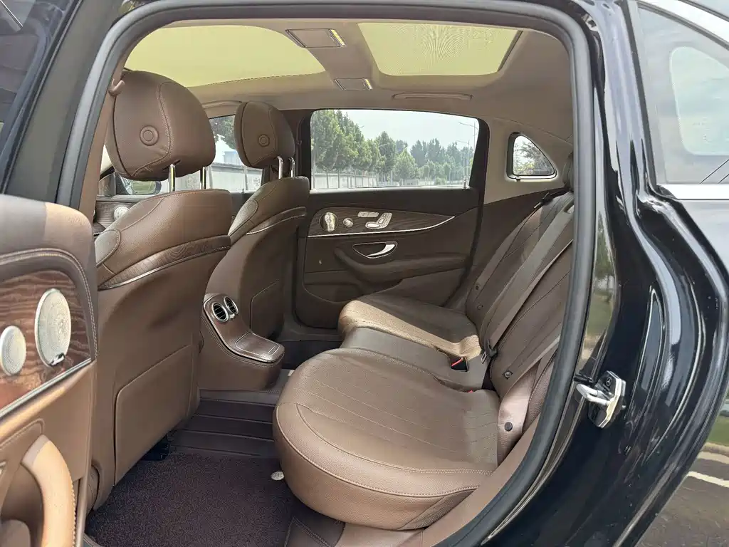 Mercedes-Benz E-Class — миниатюра 5