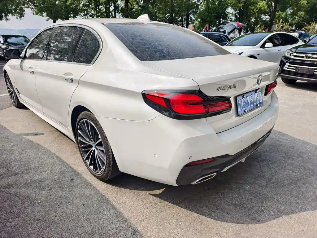 BMW 5 Series — миниатюра 7
