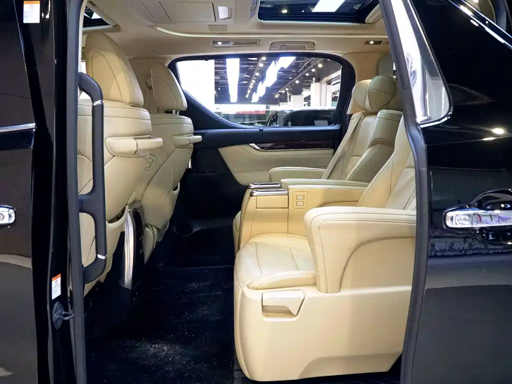 Toyota Alphard — миниатюра 4