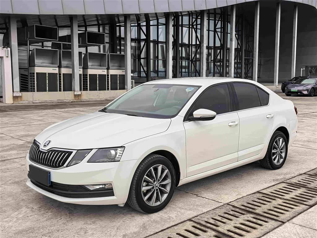Skoda Octavia 1.5 л 2022 г. Белый, пробег 41800 км