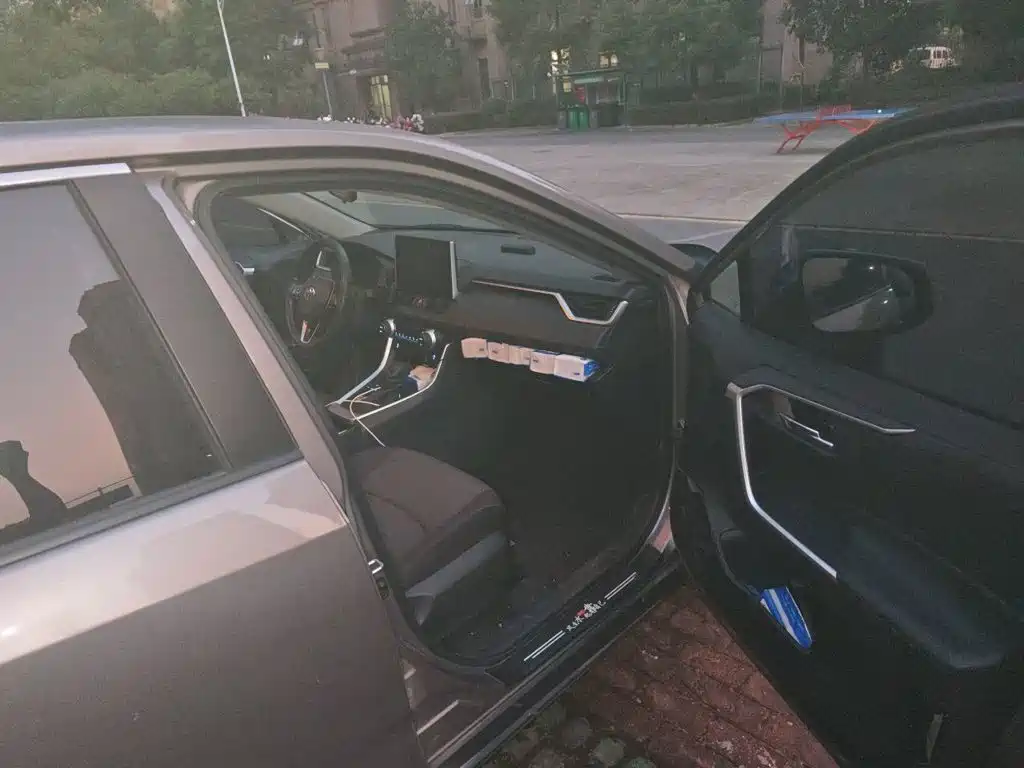 Toyota RAV4 — миниатюра 18