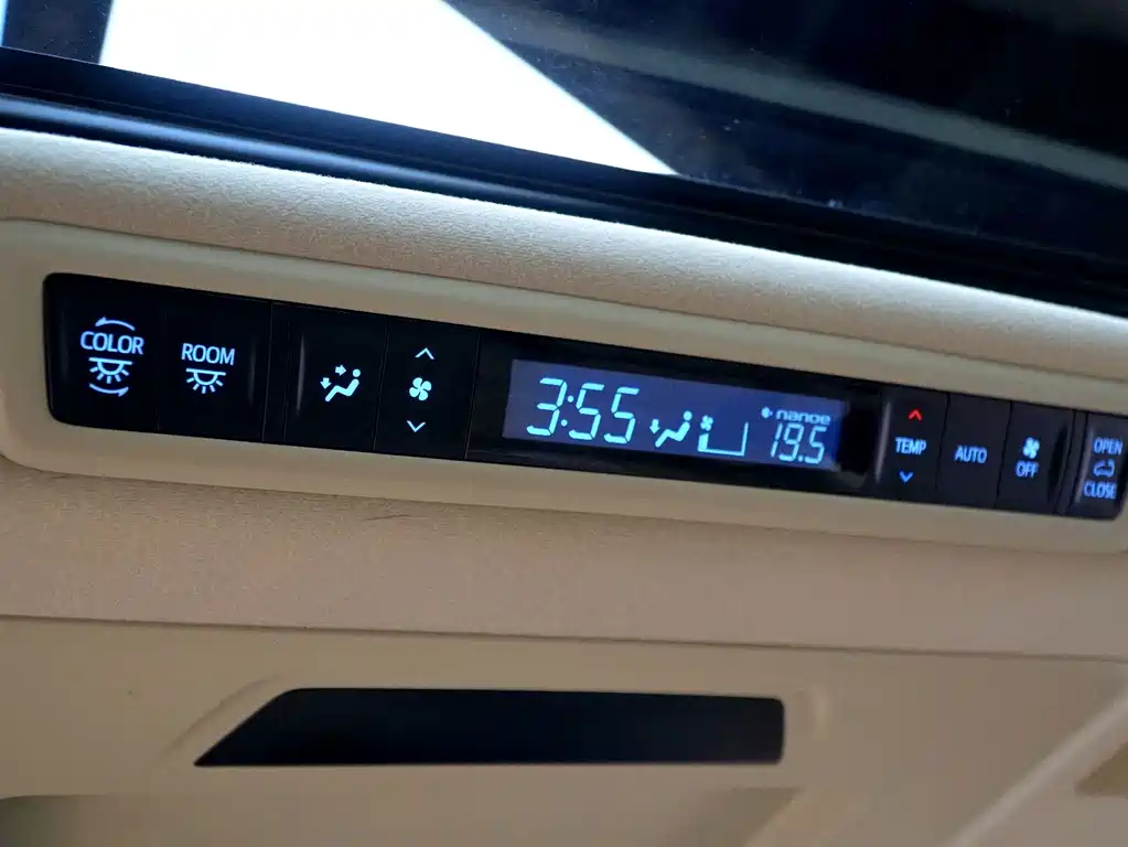 Toyota Alphard — миниатюра 16