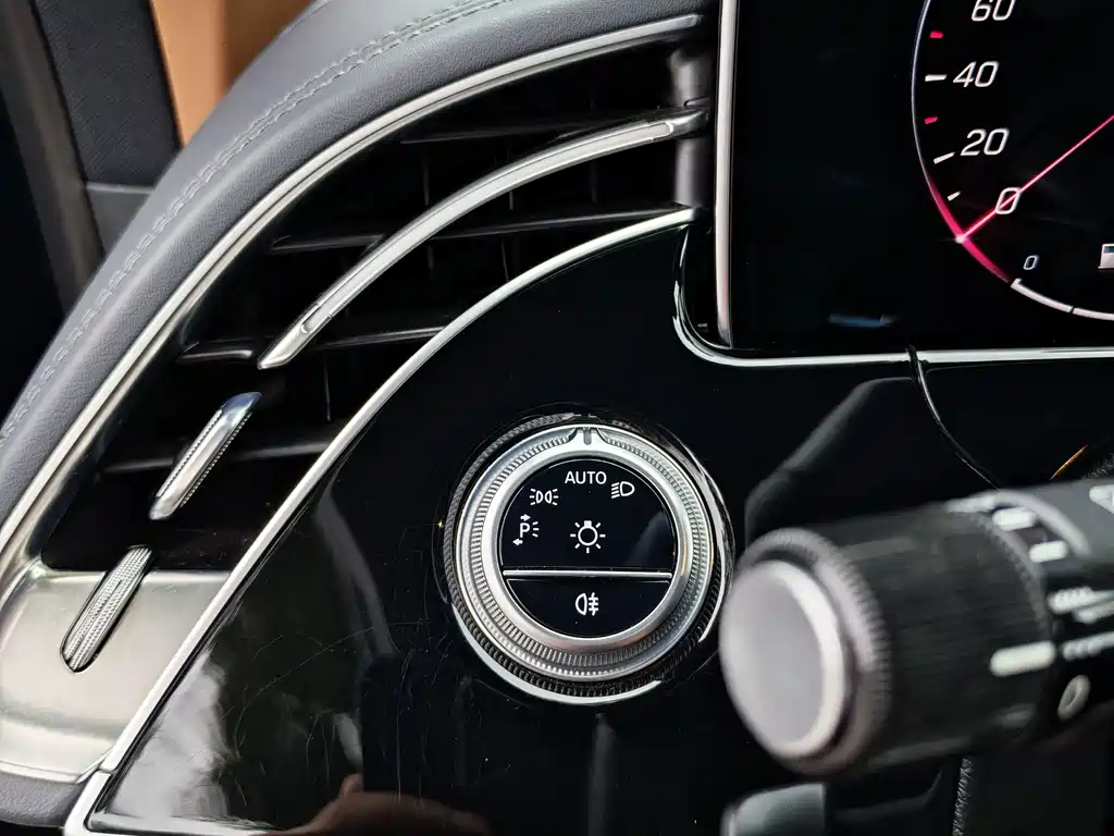 Mercedes-Benz E-Class — миниатюра 8