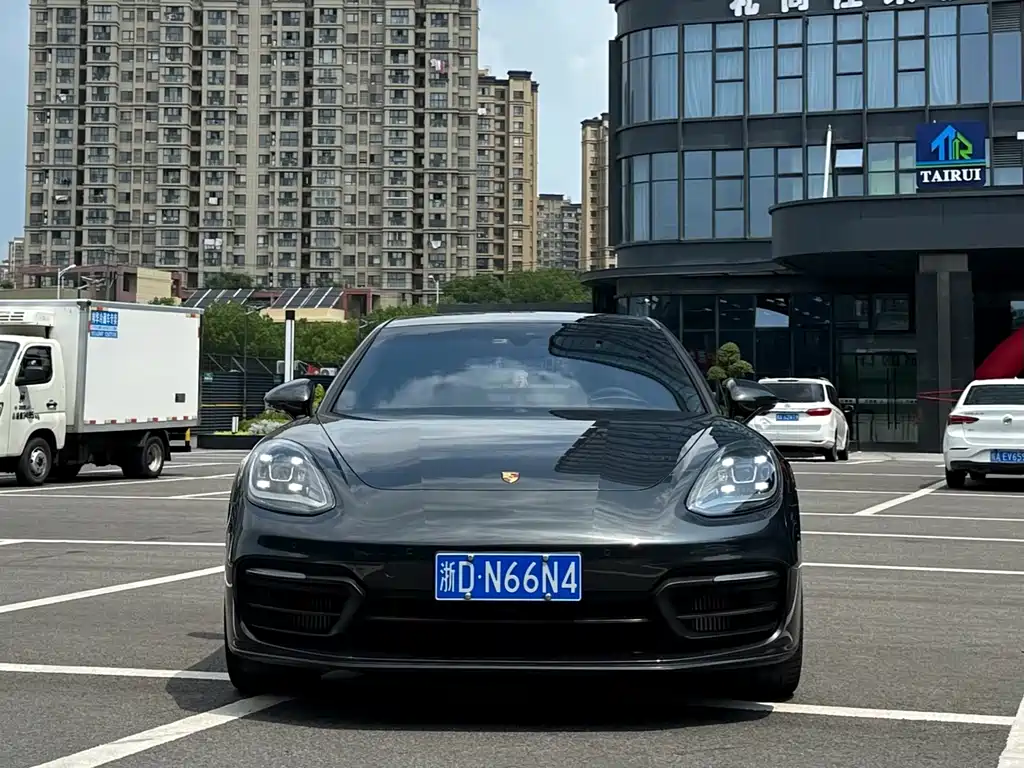 PORSCHE PANAMERA