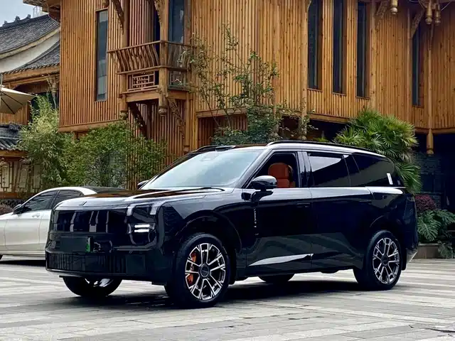 2025 Lynk & Co 900