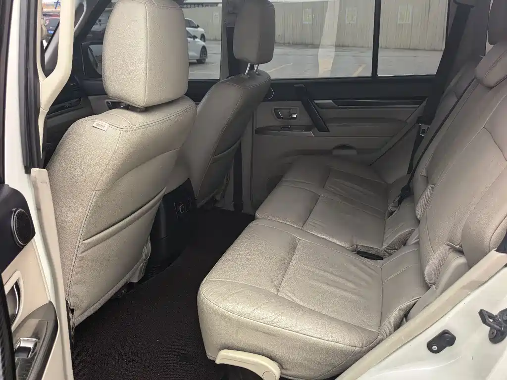 Mitsubishi Pajero (Import) — миниатюра 6
