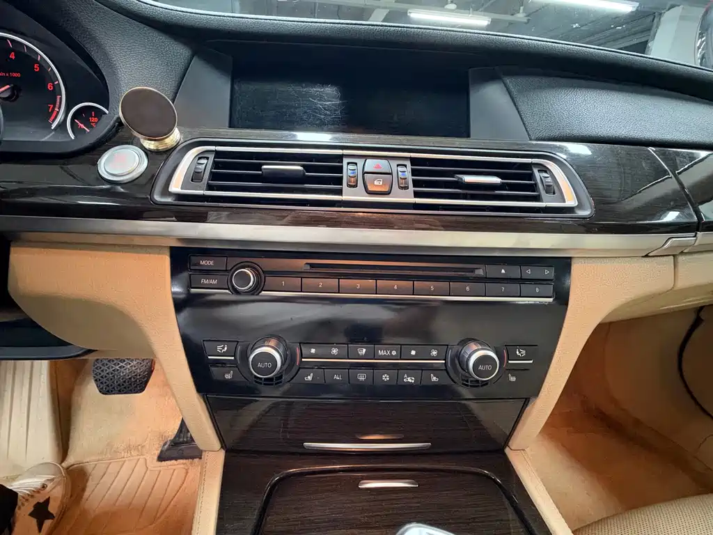 BMW 7 Series — миниатюра 11