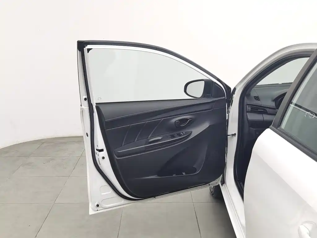 Toyota Yaris L — миниатюра 8
