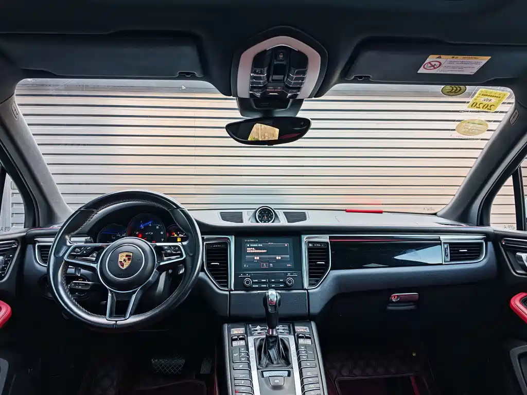 PORSCHE MACAN