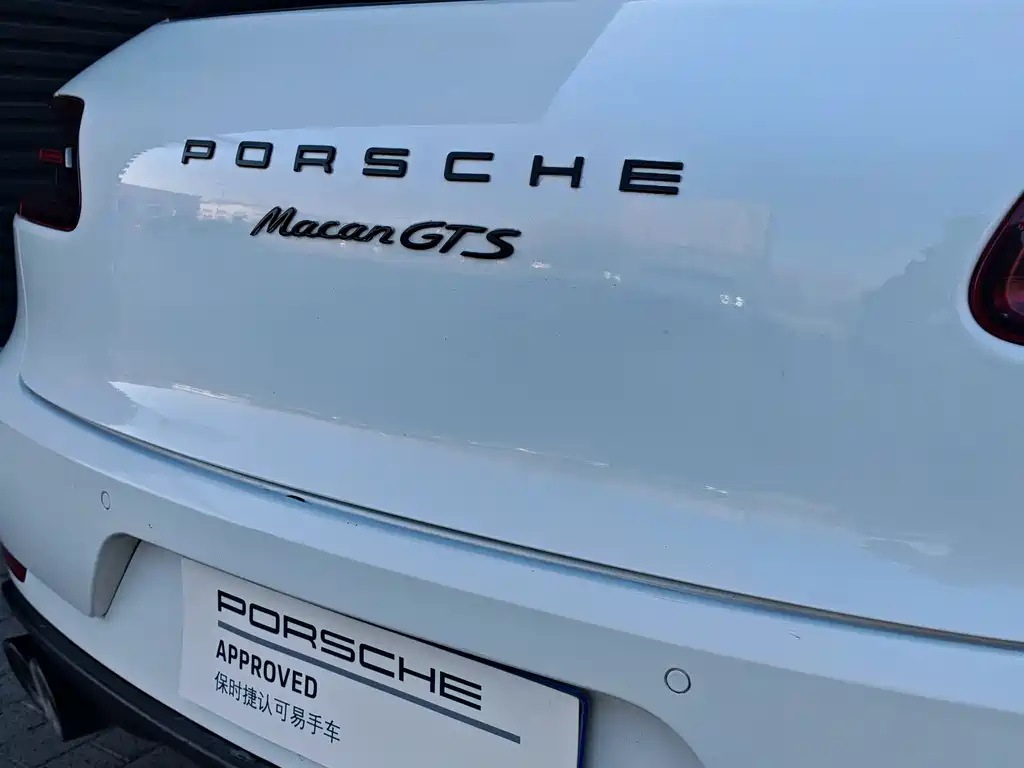 PORSCHE MACAN