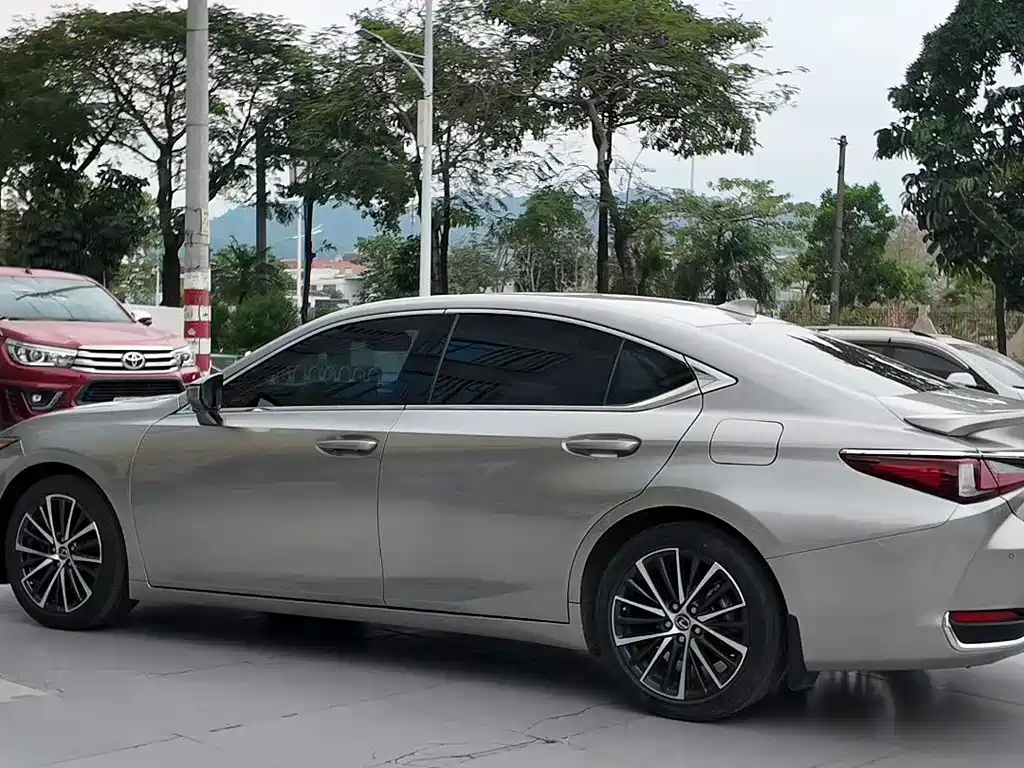 Lexus ES 2022 300h Premium