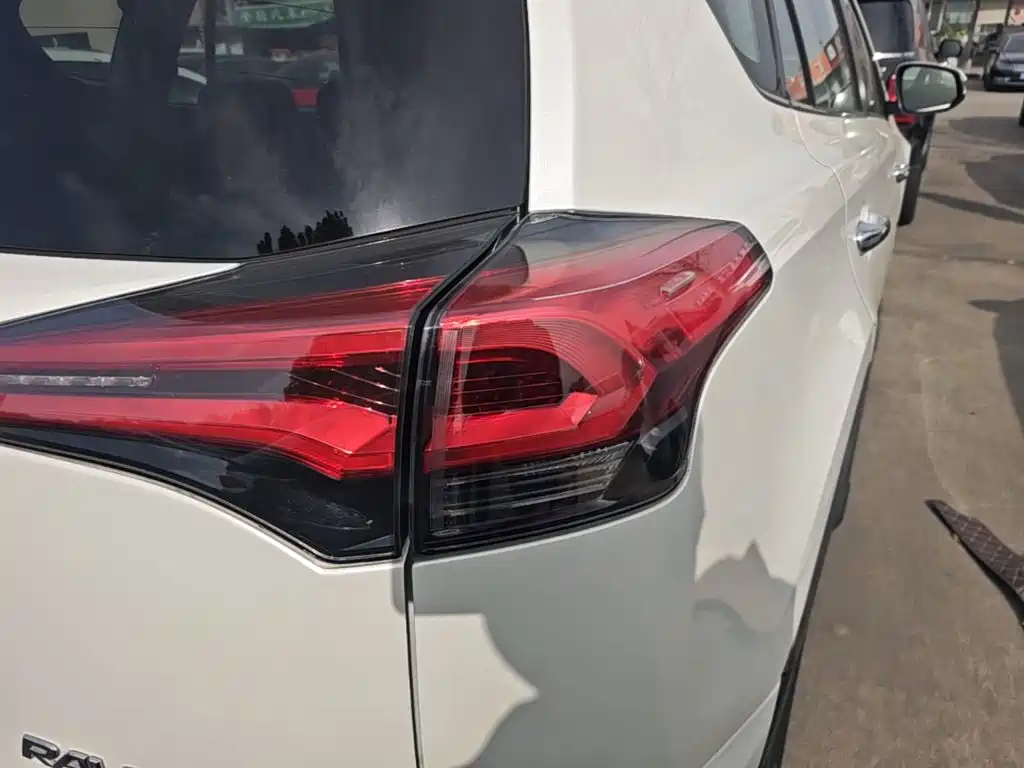 Toyota RAV4 — миниатюра 8