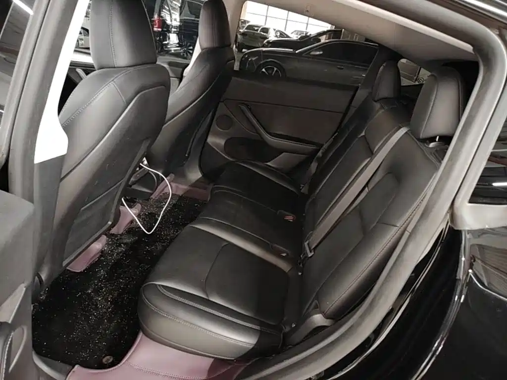 Tesla Model Y — миниатюра 17