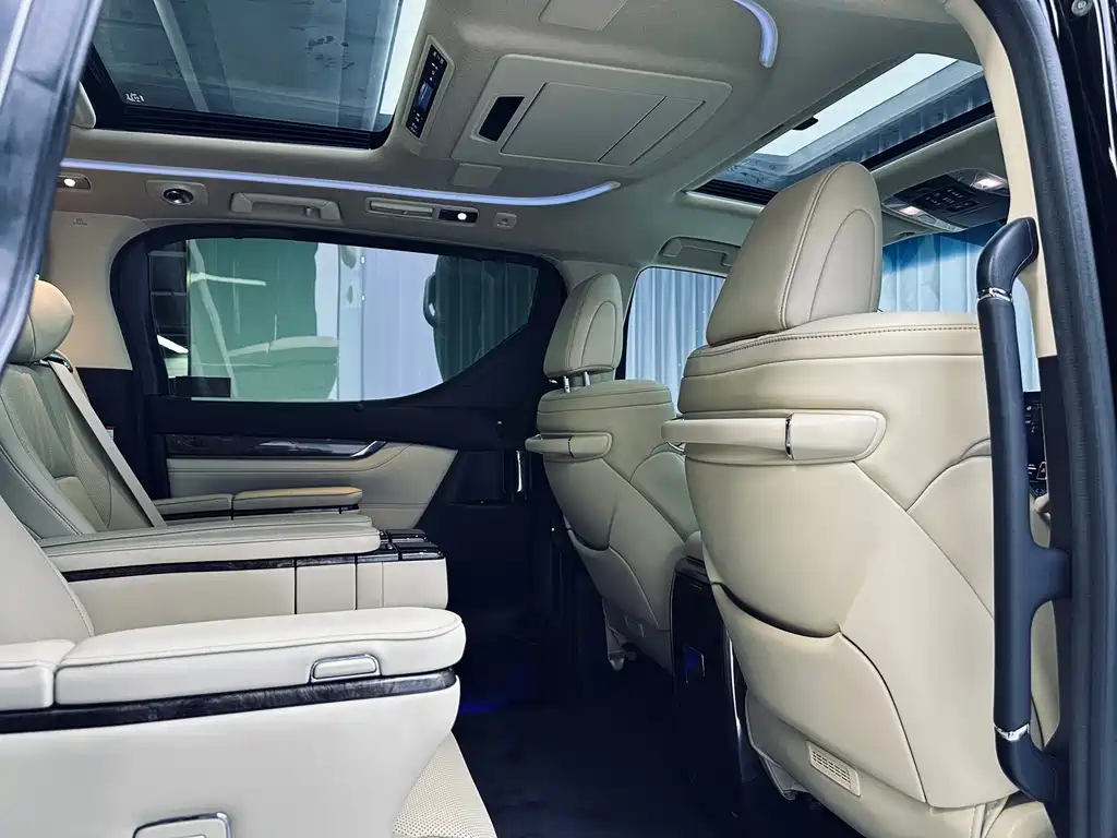 Toyota Alphard — миниатюра 11