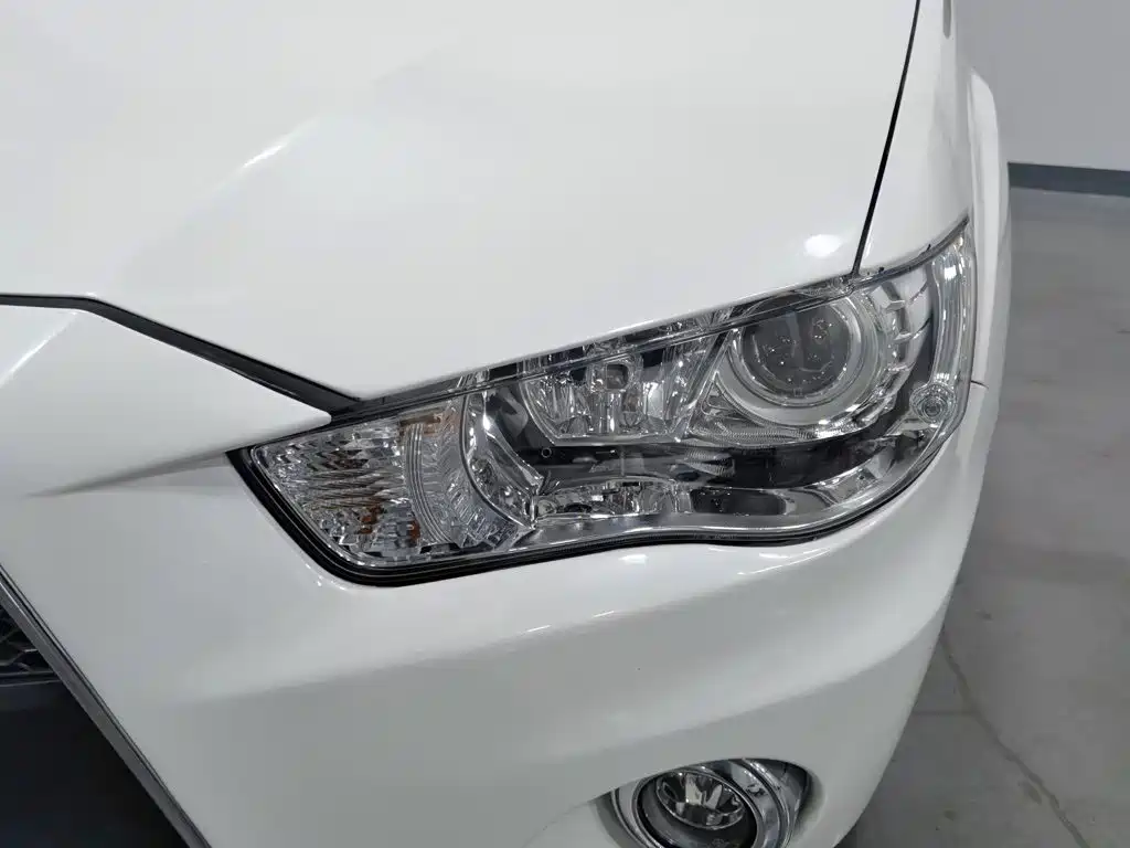 Mitsubishi Outlander (Import) — миниатюра 7