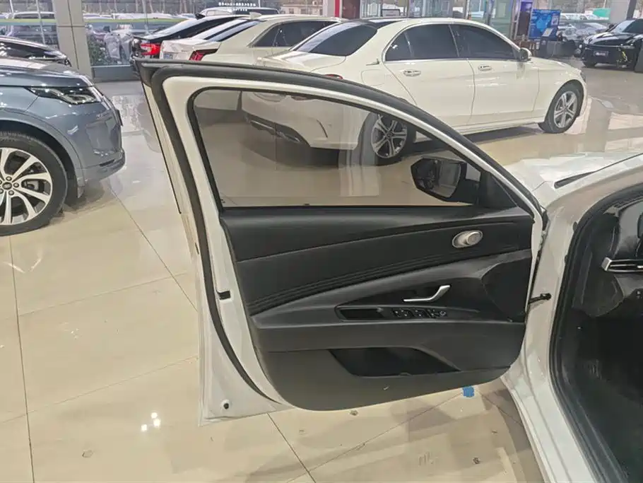 Hyundai Elantra - фото 7