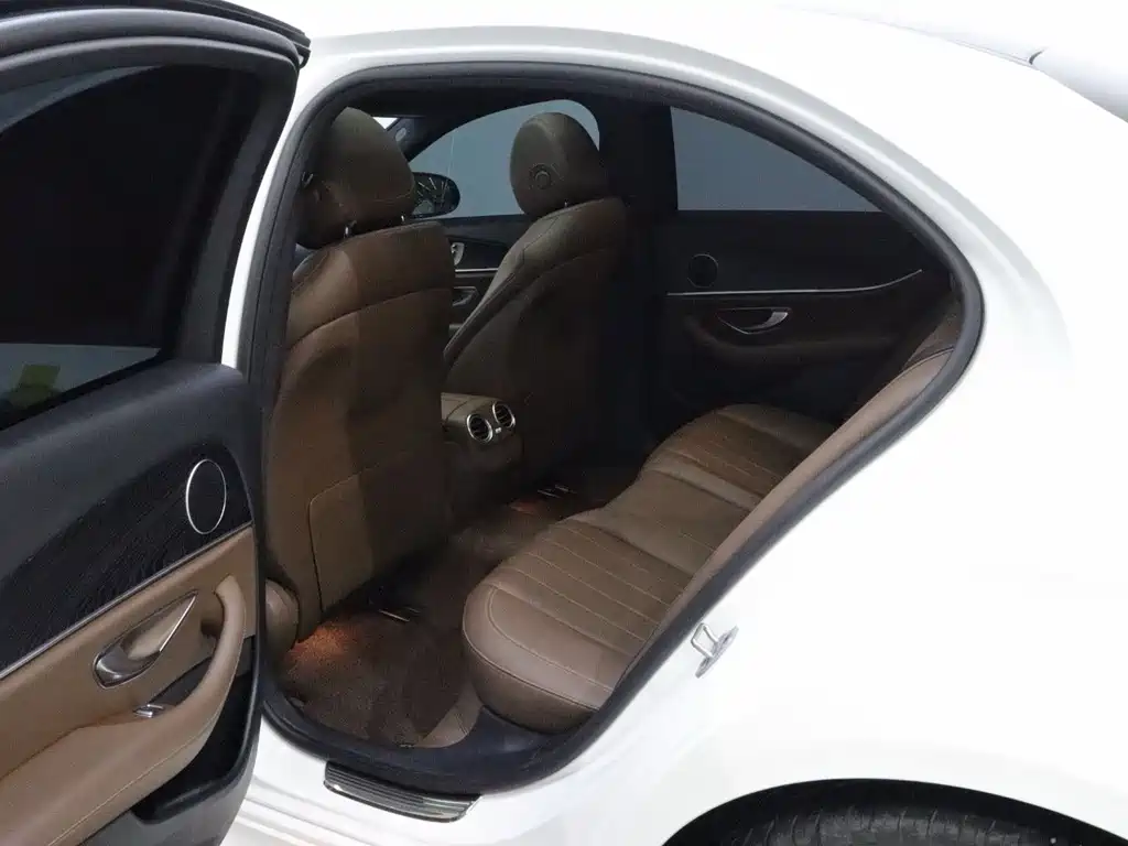 Mercedes-Benz E-Class — миниатюра 13