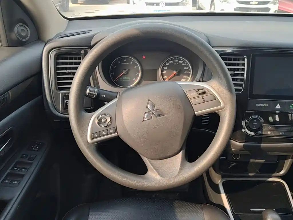 Mitsubishi Outlander — миниатюра 11