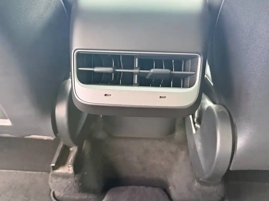 Tesla Model Y — миниатюра 15