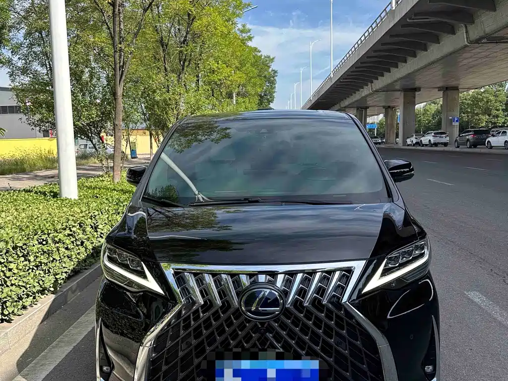 Lexus LM