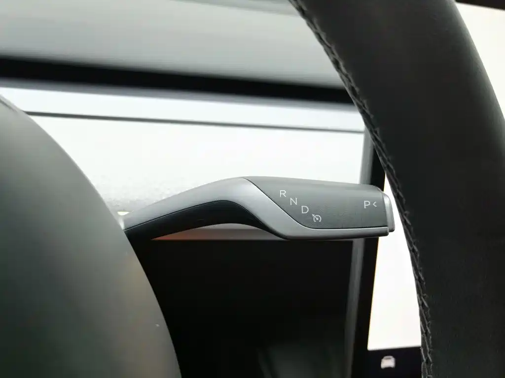 Tesla Model Y — миниатюра 13