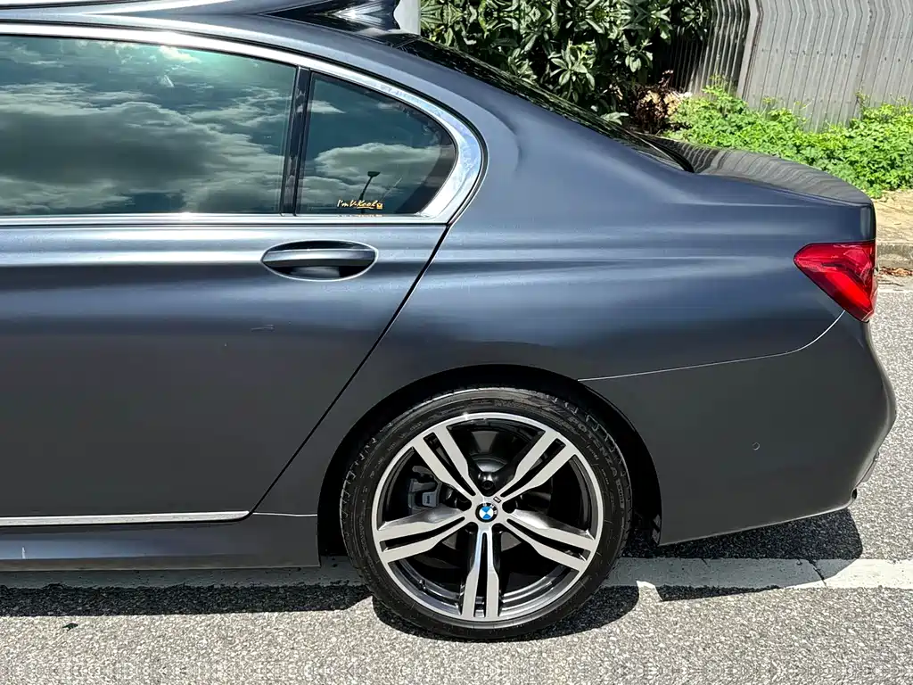 BMW 7 Series — миниатюра 17