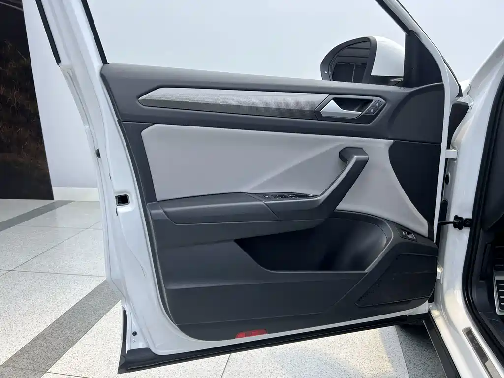 Volkswagen T-Roc — миниатюра 11