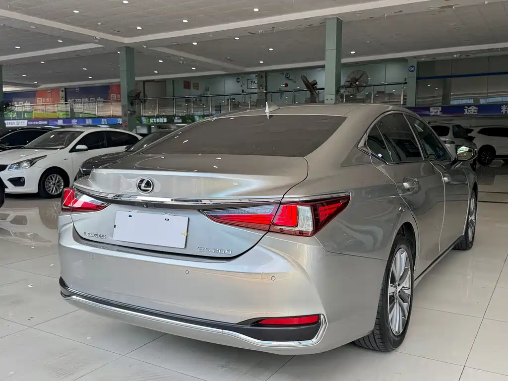 Lexus ES — миниатюра 16