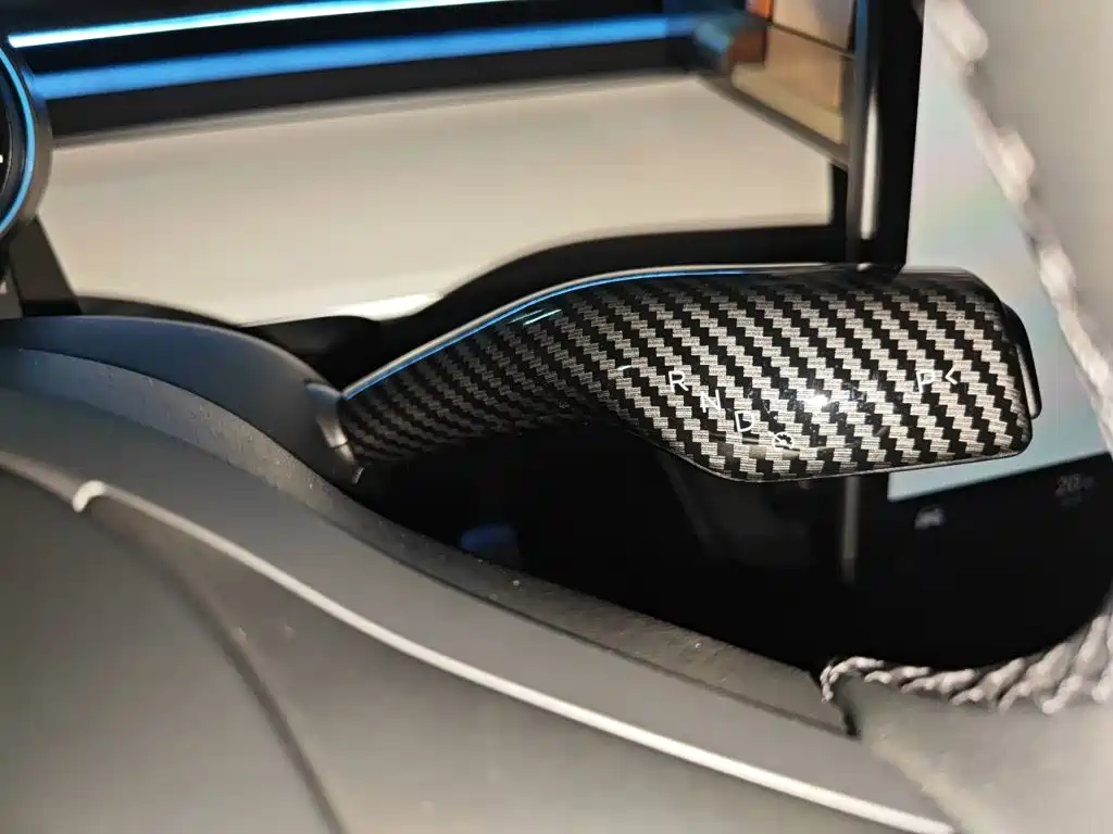Tesla Model Y — миниатюра 15