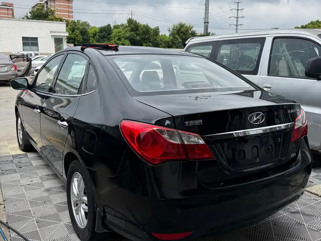 Hyundai Elantra — миниатюра 9