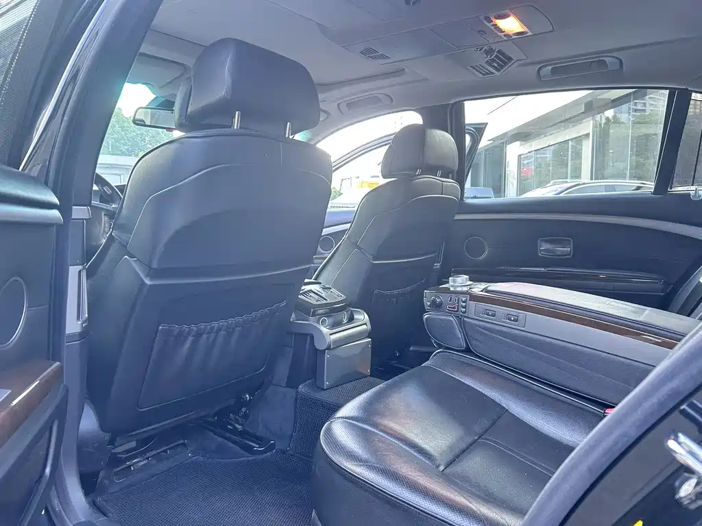 BMW 7 Series — миниатюра 10