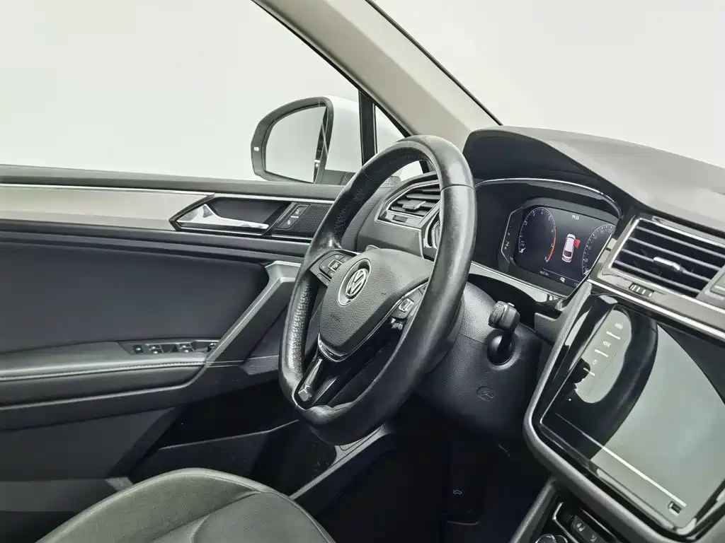 Volkswagen Tiguan L — миниатюра 22