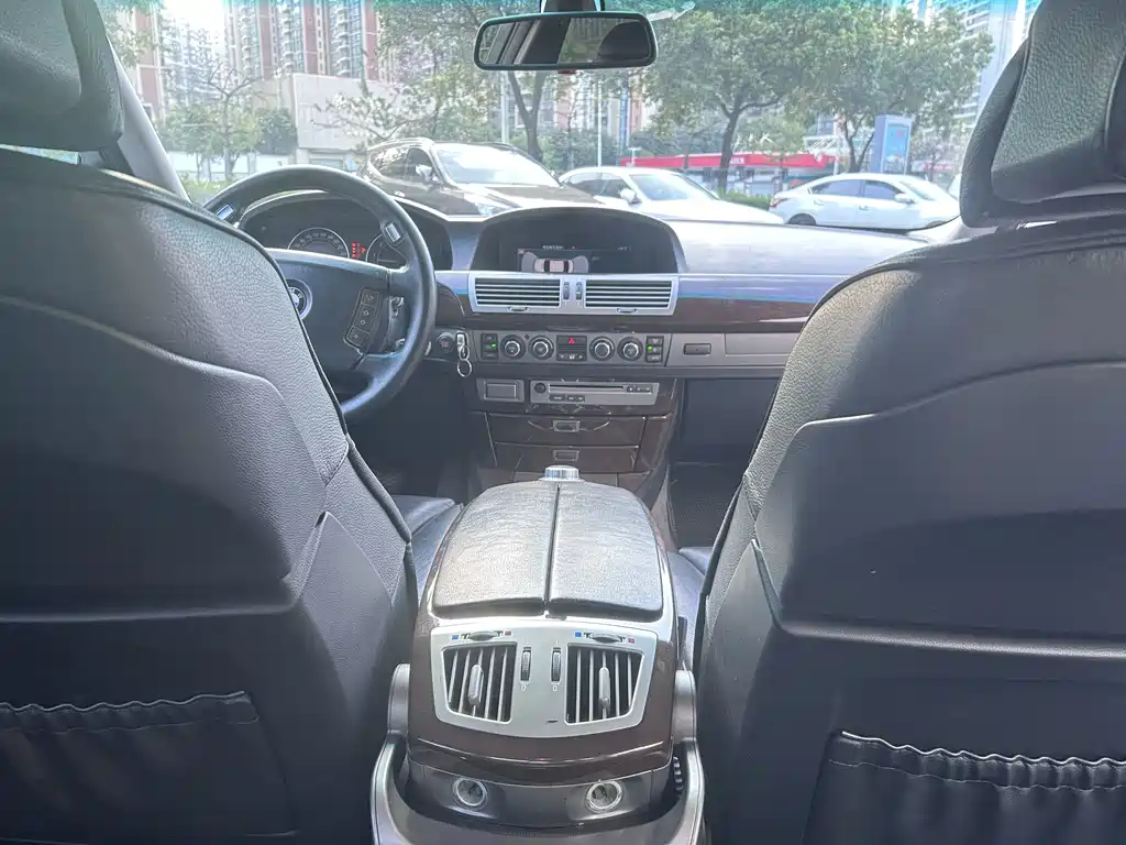 BMW 7 Series — миниатюра 12