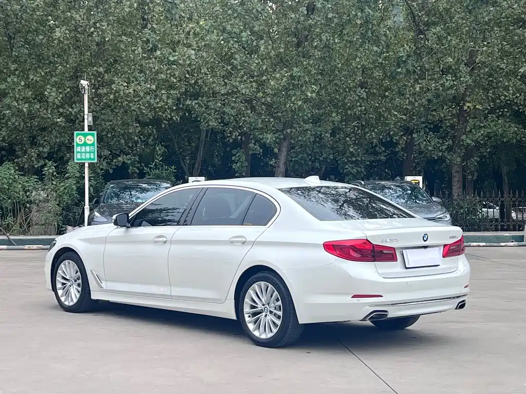 BMW 5 Series — миниатюра 7