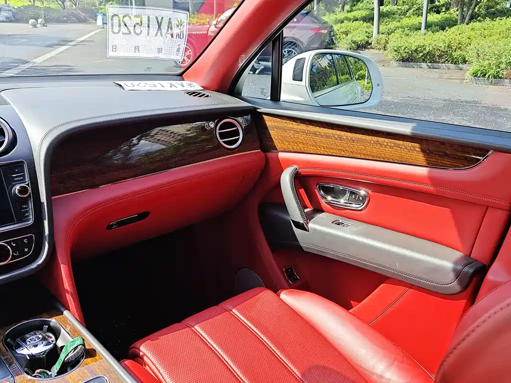 Bentley Bentayga — миниатюра 13