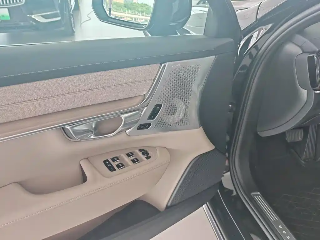 Volvo S90 PHEV — миниатюра 9