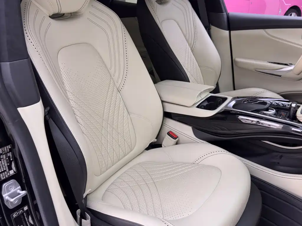 Aston Martin DBX — миниатюра 11