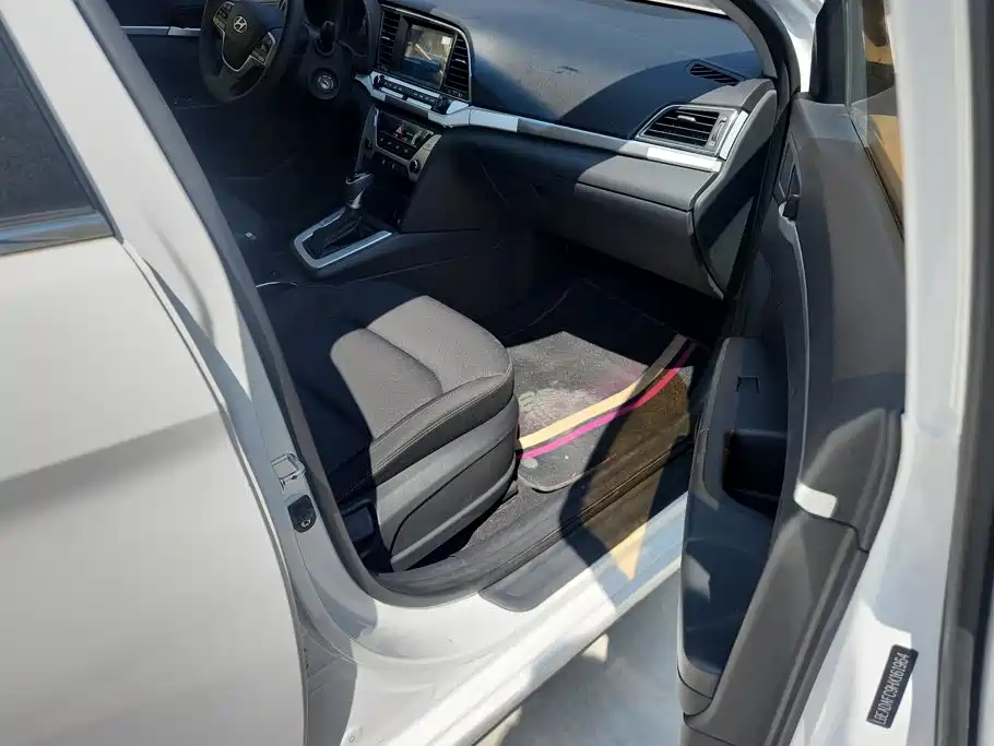 Hyundai Elantra — миниатюра 8