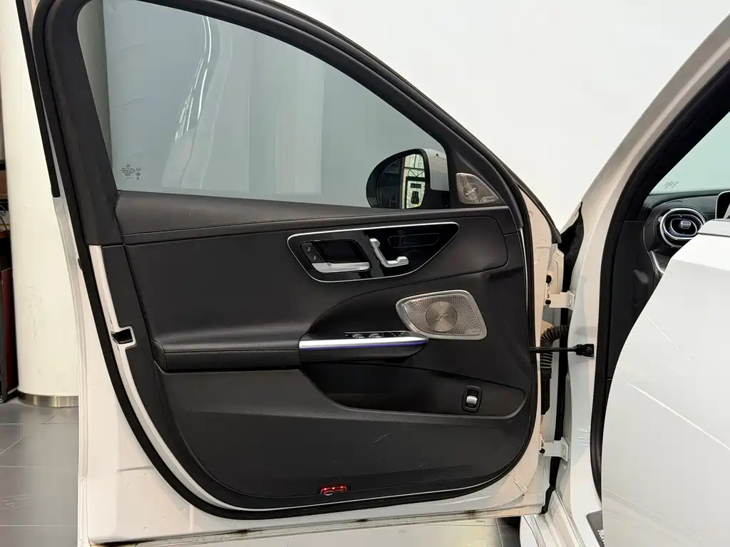 Mercedes-Benz C-Class — миниатюра 13