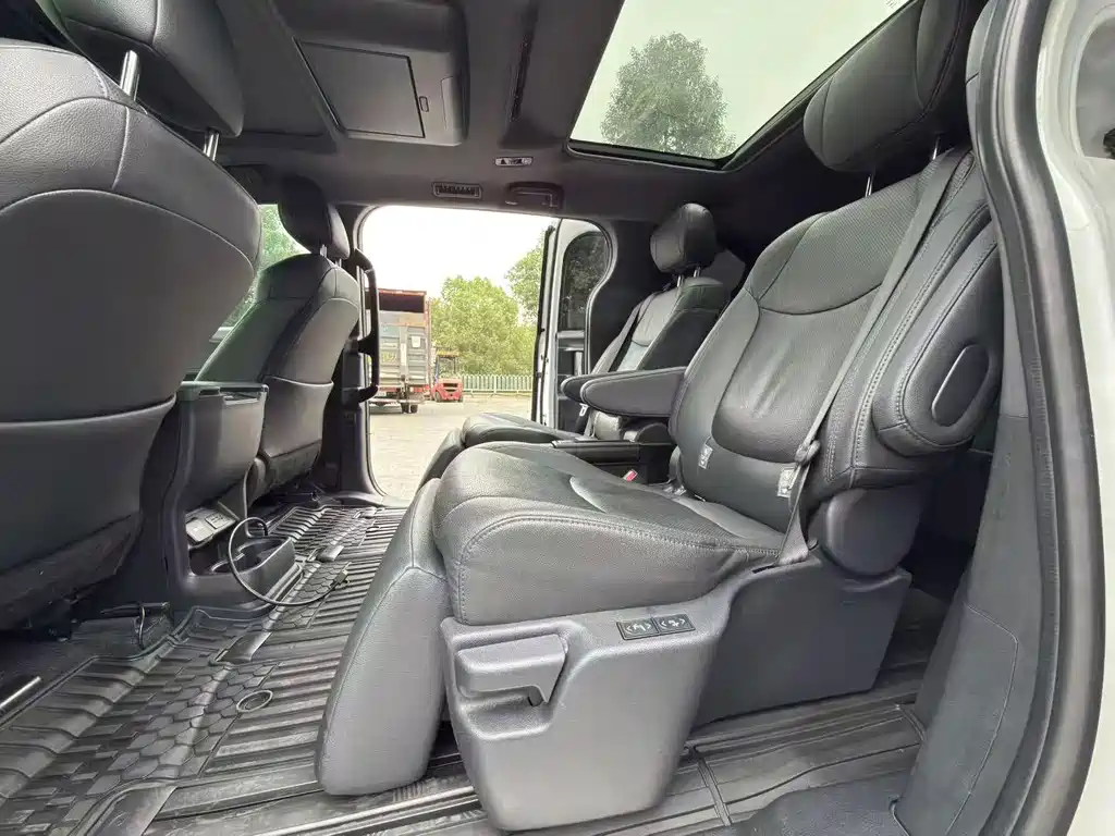 Toyota Sienna — миниатюра 6