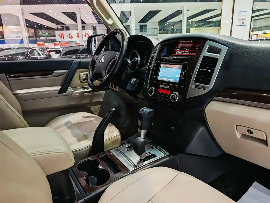 Mitsubishi Pajero (Import) — миниатюра 10