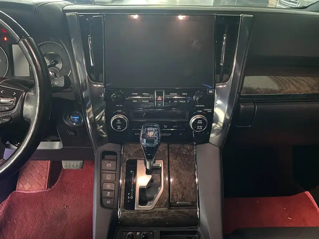 Toyota Alphard — миниатюра 11