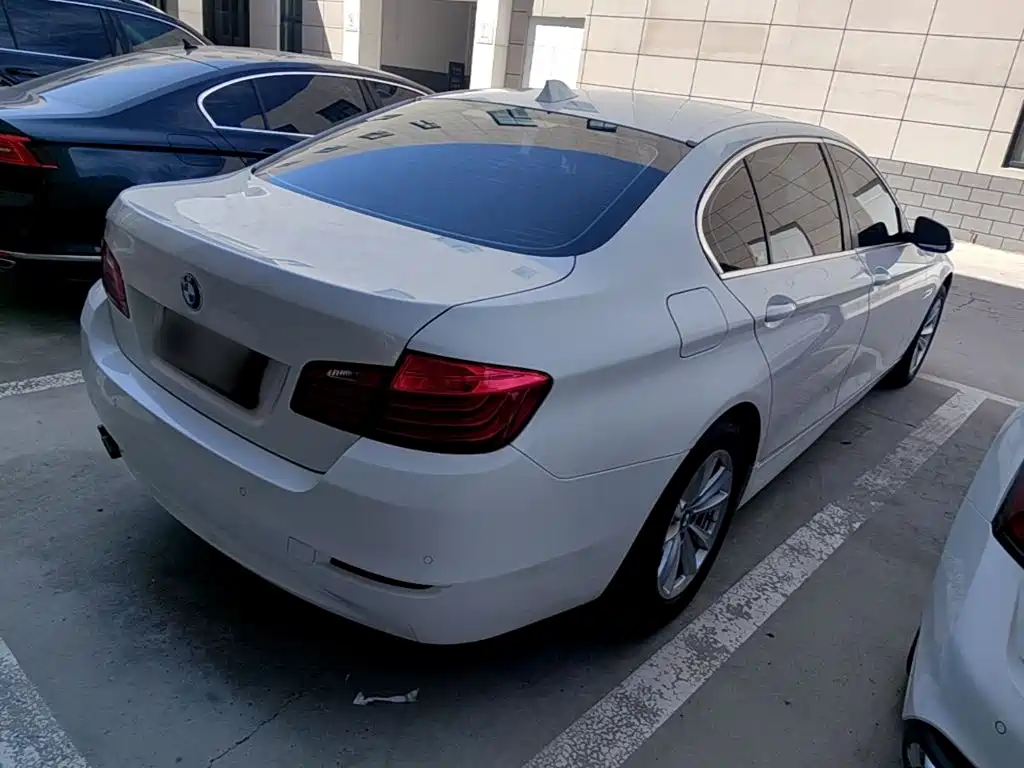 BMW 5 Series — миниатюра 7