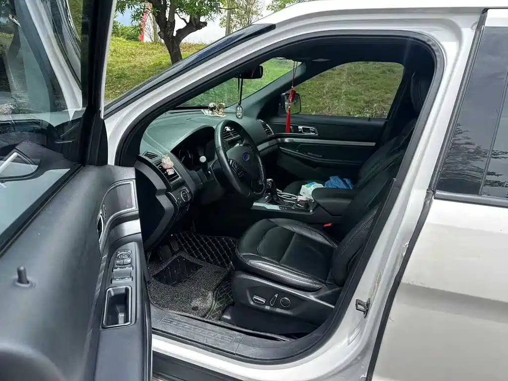 Ford Explorer (Import) — миниатюра 3