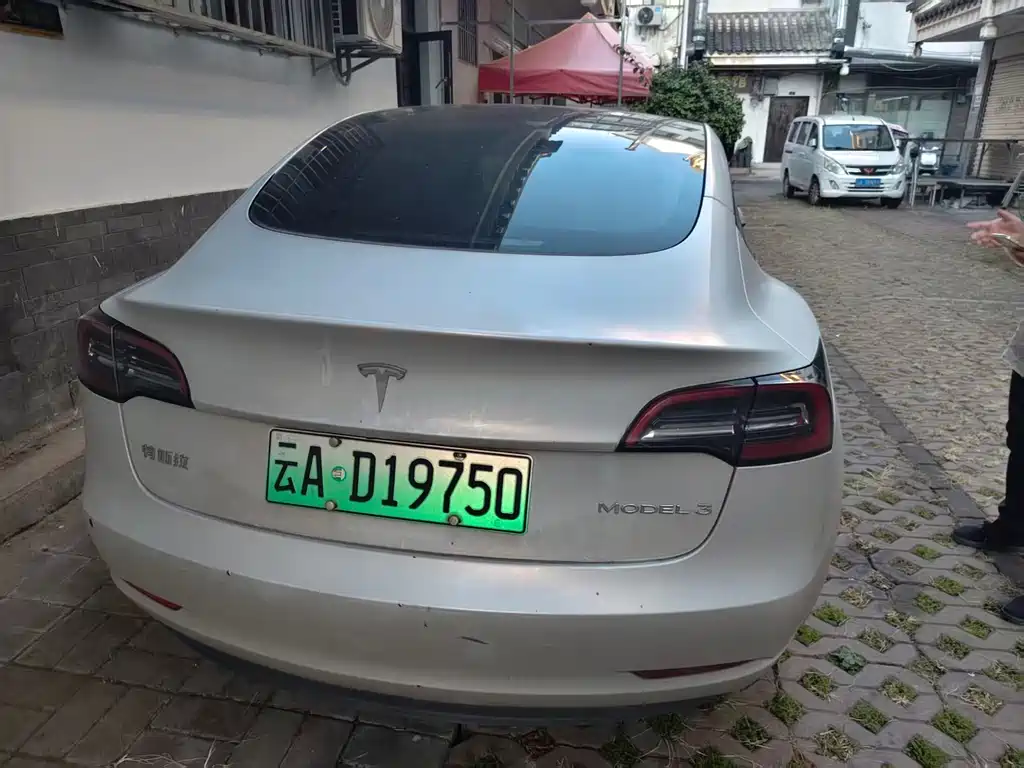 Tesla Model 3 — миниатюра 6