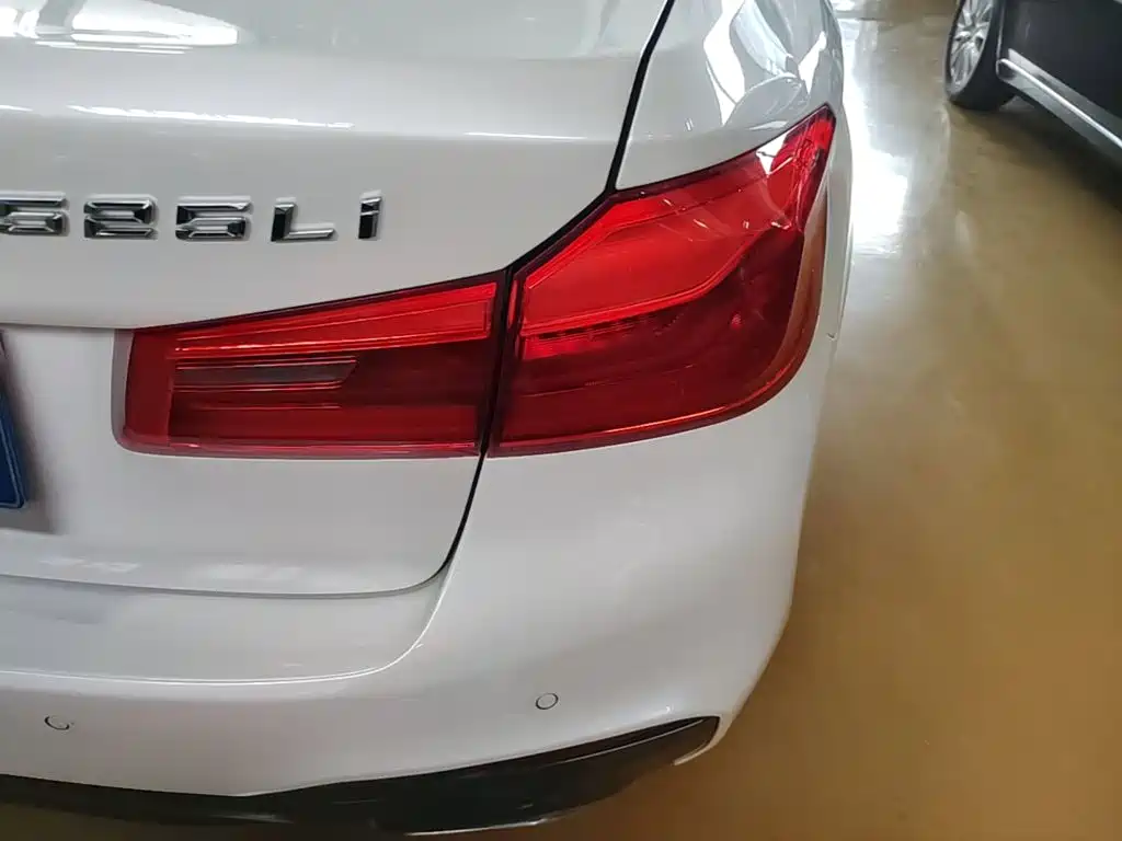 BMW 5 Series — миниатюра 8