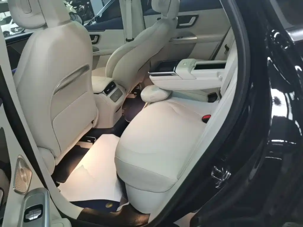 Mercedes-Benz EQE SUV — миниатюра 17