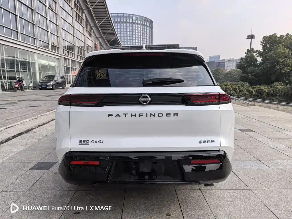 NISSAN EXPLORING THE LAND