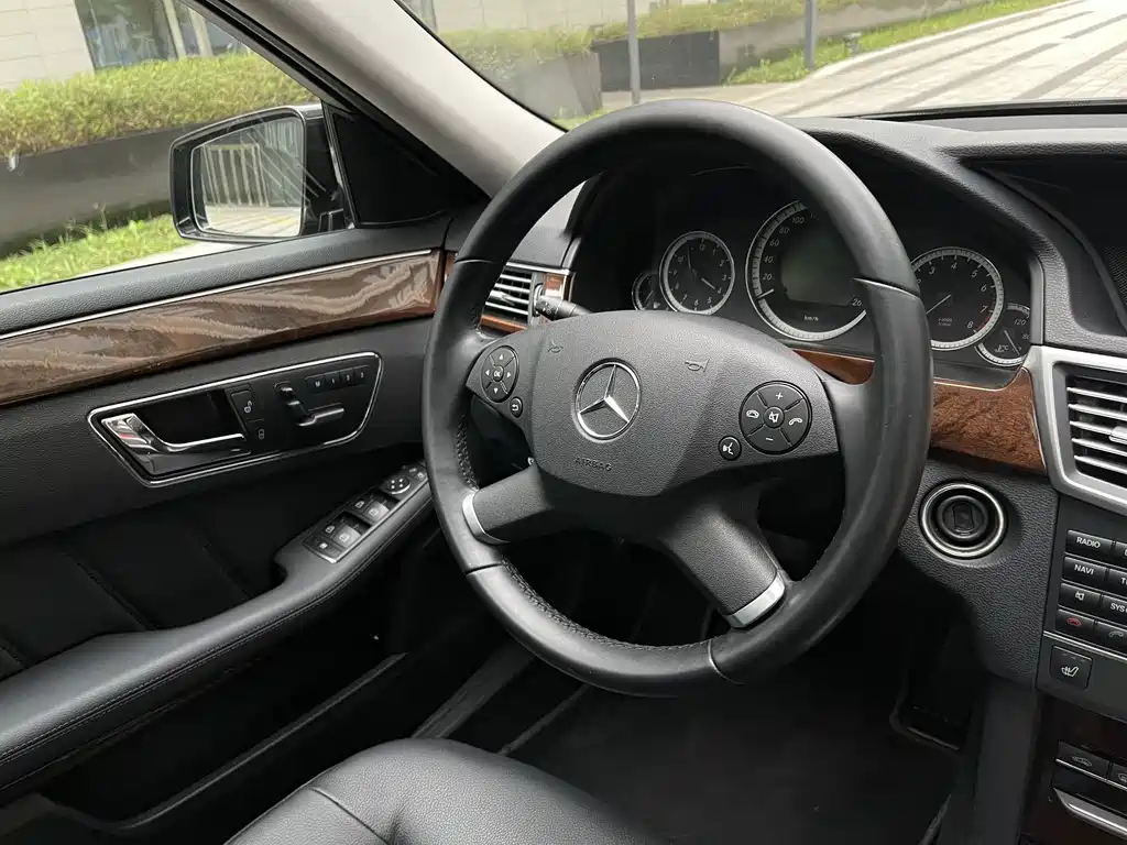 Mercedes-Benz E-Class — миниатюра 12