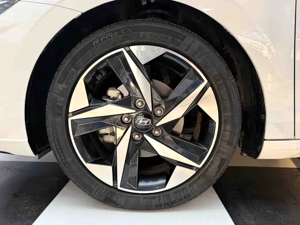 Hyundai Elantra — миниатюра 11